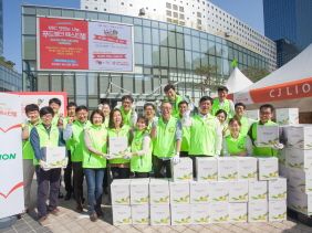 계 식량의 날 자원봉사한 CJ LION 직원 단체사진