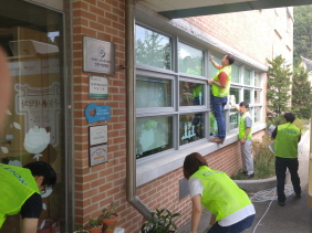 구립해송노인요양원에서 봉사활동 중인 CJ LION 직원들1