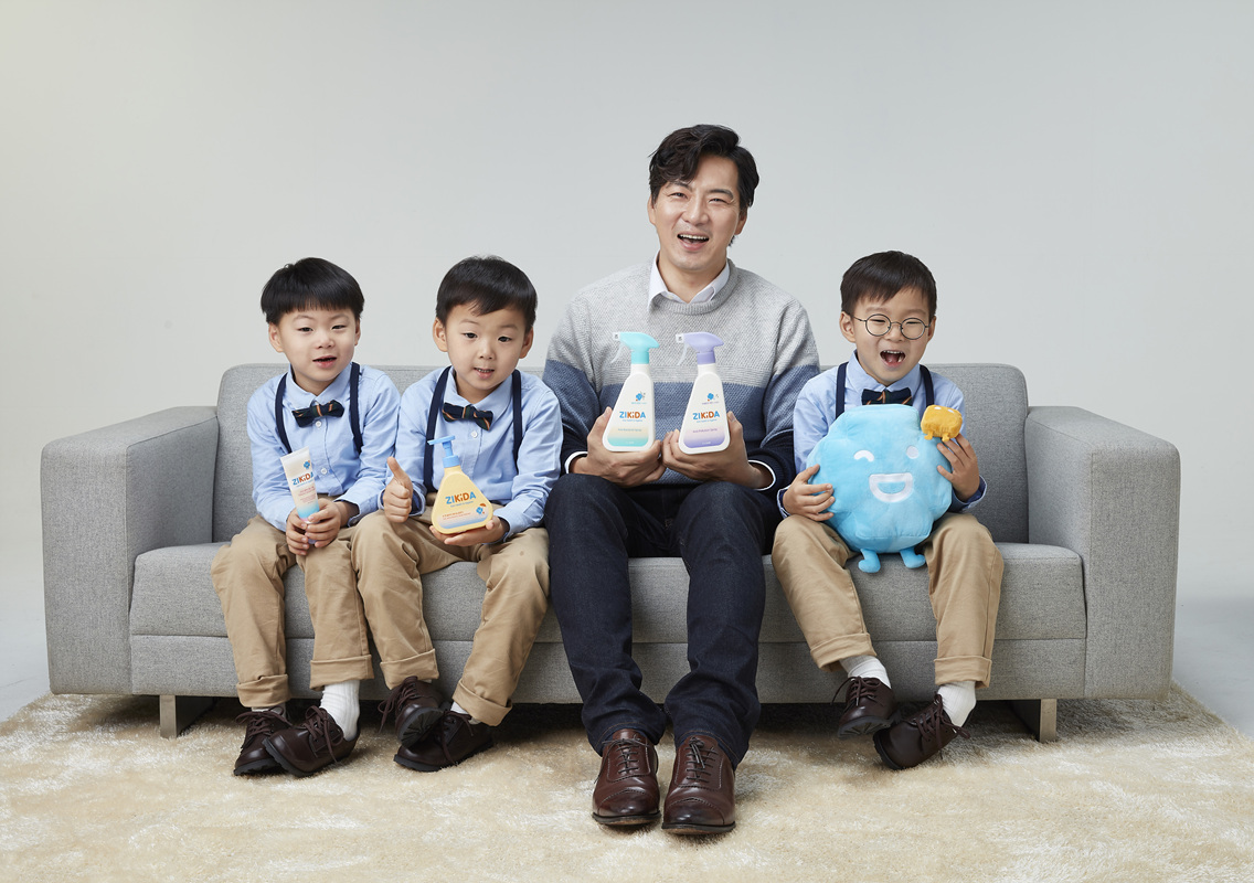 CJ라이온_송일국과 삼둥이 지키다 브랜드 모델발탁.jpg