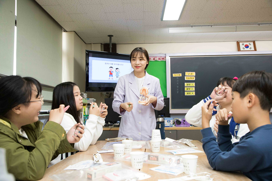 사진자료3_CJ라이온 2017 초등학생 이닦기 교실 관찰학습 및 체험 모습.jpg